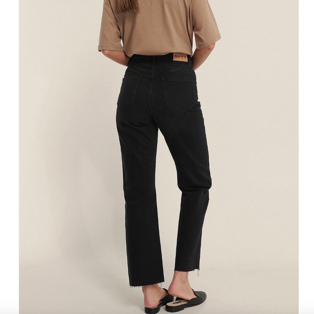 NA-KD Straight High Waist Raw Hem Jeans – Black